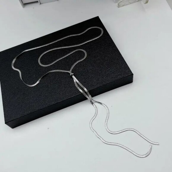 NEW! MINIMALIST LONG FLAT SNAKESKIN CHAIN NECKLACE - Picture 4 of 4